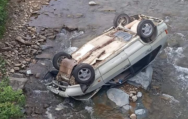 Tovuzda avtomobil körpüdən aşdı, yaralılar var - FOTO