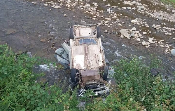 Tovuzda avtomobil körpüdən aşdı, yaralılar var - FOTO