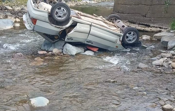 Tovuzda avtomobil körpüdən aşdı, yaralılar var - FOTO