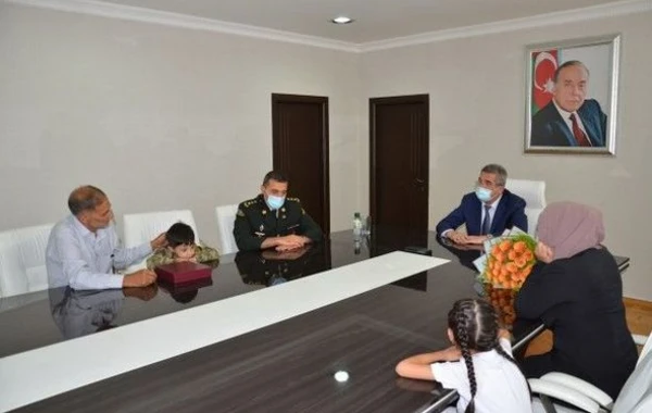 Daha bir şəhid ailəsinə medal təqdim olundu - FOTO