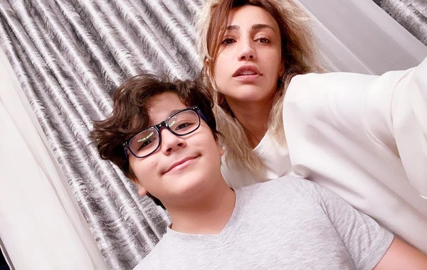 Röya oğlundan danışdı - FOTO