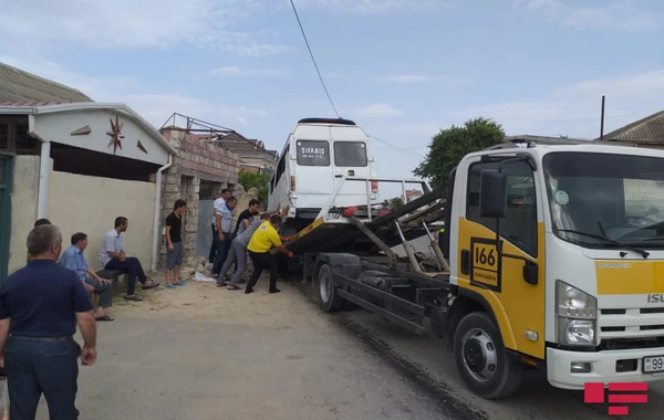 В Ширване столкнулись микроавтобус и легковой автомобиль, пострадали 9 человек – ФОТО
