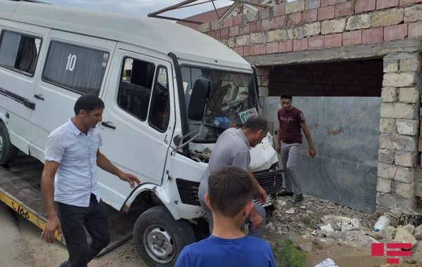 В Ширване столкнулись микроавтобус и легковой автомобиль, пострадали 9 человек – ФОТО
