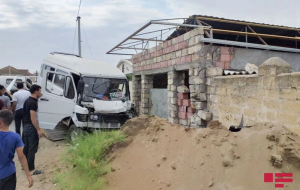 Şirvanda mikroavtobus qəzaya düşdü: Çox sayda yaralı var - FOTO