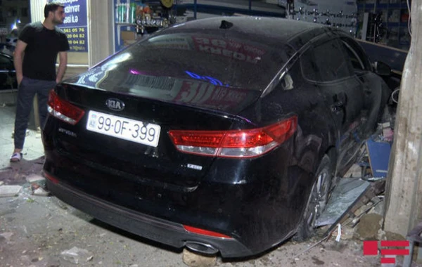 Bakıda xanım sürücü avtomobillə mağazaya girdi - FOTO