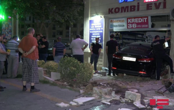 Bakıda xanım sürücü avtomobillə mağazaya girdi - FOTO