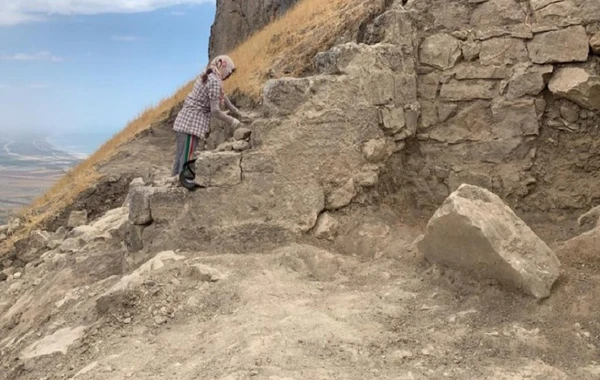 "Beşbarmaq"da peyğəmbər möhürü olan qəbir daşı tapıldı - FOTO