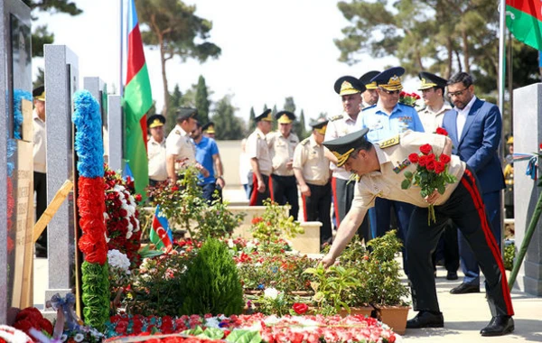 Руководство Министерства обороны посетило II Аллею Шехидов - ФОТО