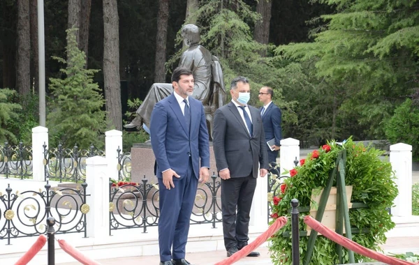 Tbilisi meri ulu öndər Heydər Əliyevin məzarını və Şəhidlər Xiyabanını ziyarət edib - FOTO