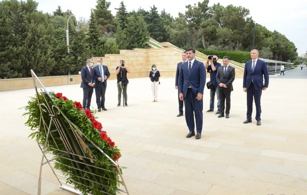 Tbilisi meri ulu öndər Heydər Əliyevin məzarını və Şəhidlər Xiyabanını ziyarət edib - FOTO