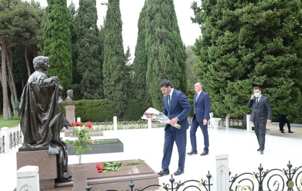 Tbilisi meri ulu öndər Heydər Əliyevin məzarını və Şəhidlər Xiyabanını ziyarət edib - FOTO