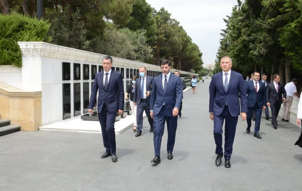Tbilisi meri ulu öndər Heydər Əliyevin məzarını və Şəhidlər Xiyabanını ziyarət edib - FOTO