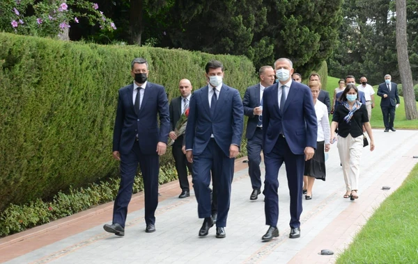 Tbilisi meri ulu öndər Heydər Əliyevin məzarını və Şəhidlər Xiyabanını ziyarət edib - FOTO