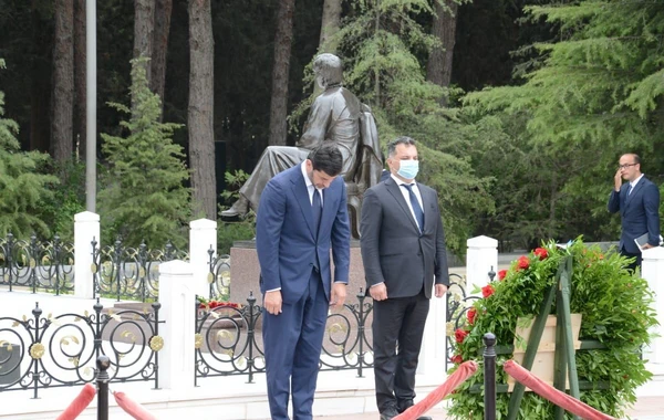 Tbilisi meri ulu öndər Heydər Əliyevin məzarını və Şəhidlər Xiyabanını ziyarət edib - FOTO
