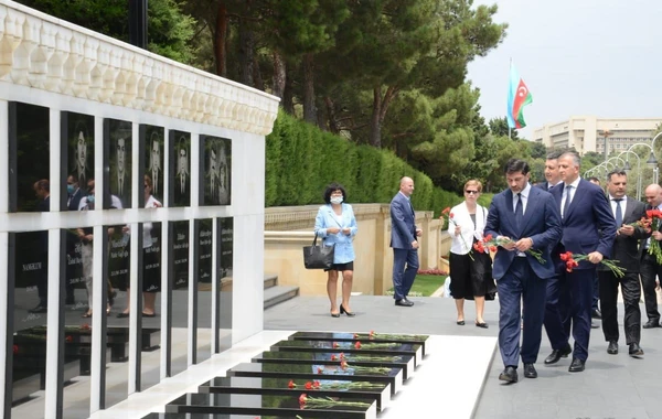 Tbilisi meri ulu öndər Heydər Əliyevin məzarını və Şəhidlər Xiyabanını ziyarət edib - FOTO