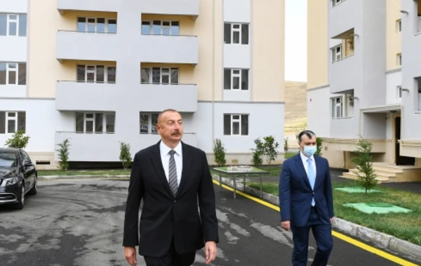 Ильхам Алиев на церемонии вручения квартир и автомобилей семьям шехидов и инвалидам войны - ФОТО