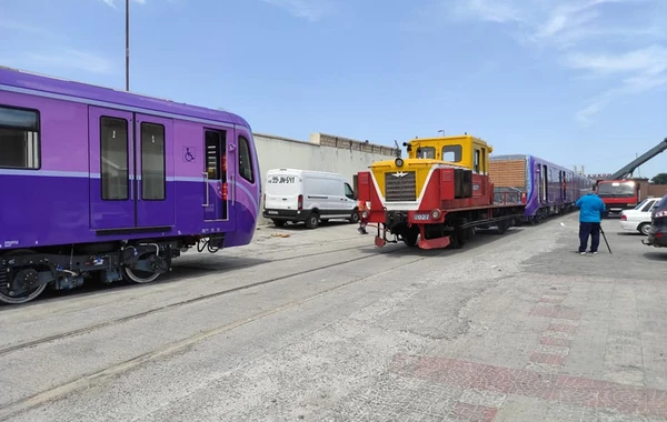 Bakıya yeni metro qatarı gətirildi - FOTO