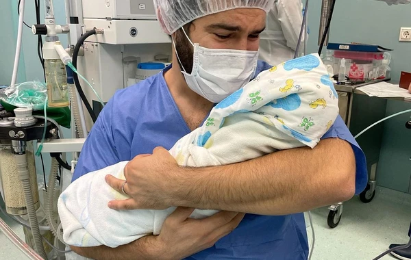 Rusiyada məşhurlaşan azərbaycanlı müğənni ata oldu - FOTO