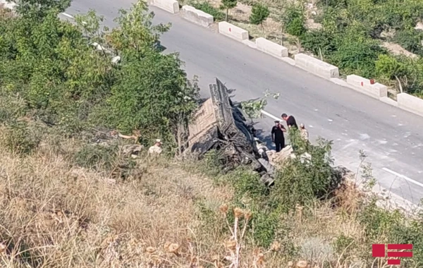 Hərbçiləri daşıyan maşın qəzaya uğrayıb, 15 nəfər xəsarət alıb - FOTO