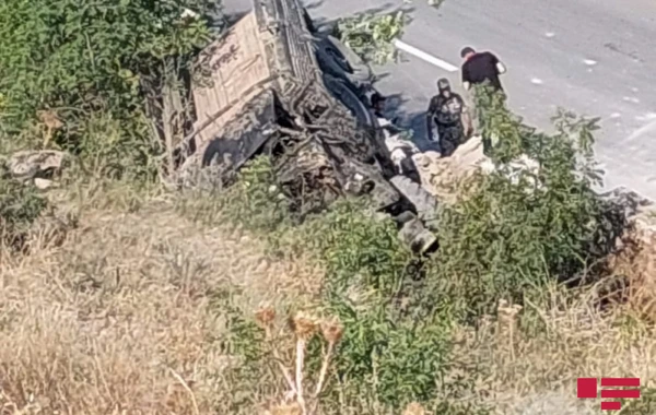 Hərbçiləri daşıyan maşın qəzaya uğrayıb, 15 nəfər xəsarət alıb - FOTO