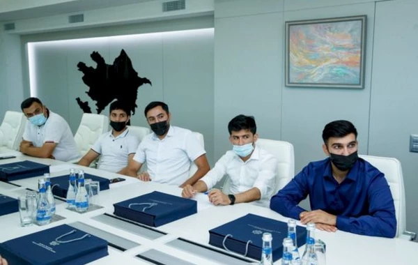 Vətən müharibəsi iştirakçıları olan jurnalistlər nazirlə görüşdü - FOTO