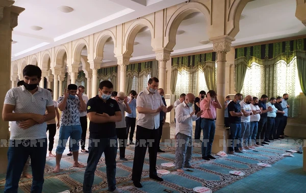 В Баку совершен праздничный намаз
