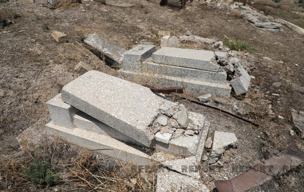 Зарубежные журналисты побывали на разрушенном армянами кладбище в Джебраиле - ФОТО