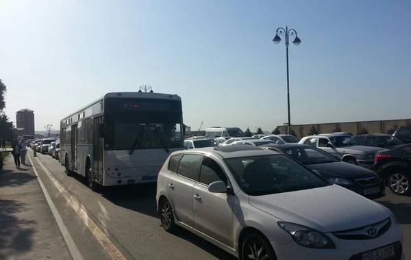 Bakıda güclü tıxac yaranıb - ÜNVANLAR