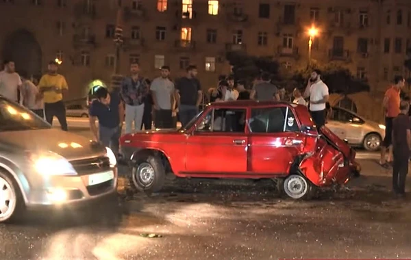 Bakıda üç avtomobil toqquşub, xəsarət alan var - VİDEO