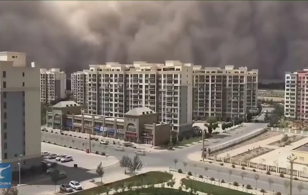 Çində 100 metrlik toz fırtınası həyatı iflic edib - VİDEO