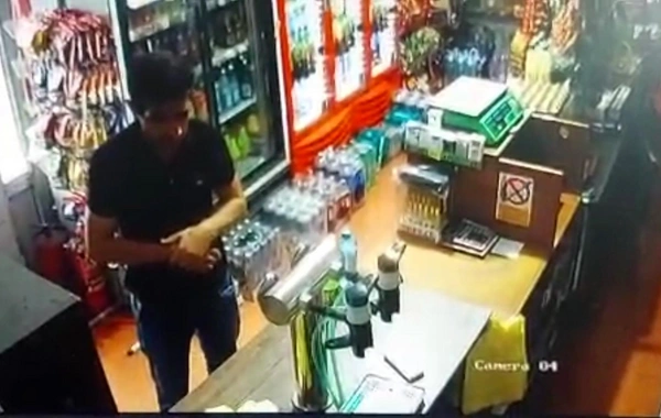 Bakıda satıcısı yatan marketdən oğurluq edilib - VİDEO
