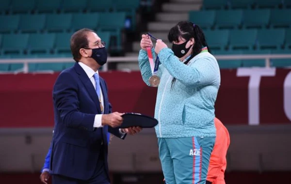 Əri İrina Kindzerskayanın medal qazanmasından sonra ağladı - FOTO/VİDEO