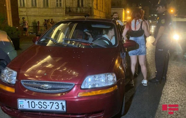 В Баку пьяная женщина-водитель совершила ДТП - ФОТО