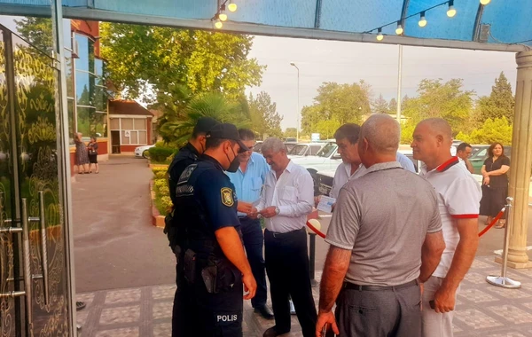 COVID-19 pasportu olmayanlar toy məclisinə buraxılmadı - FOTO