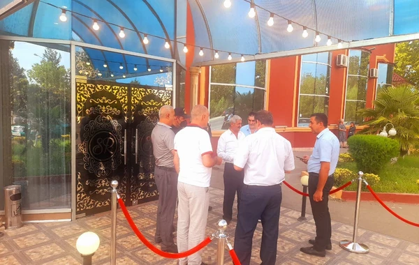 COVID-19 pasportu olmayanlar toy məclisinə buraxılmadı - FOTO