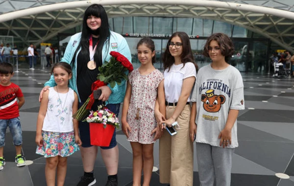 İdmançımız İrina Kindzerska Bakıya qayıdıb - FOTO