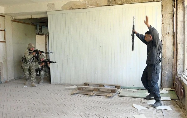 Azərbaycanın xüsusi təyinatlıları təlimdə terrorçuları zərərsizləşdirdi - FOTO/VİDEO