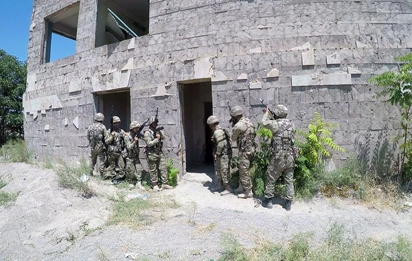 Azərbaycanın xüsusi təyinatlıları təlimdə terrorçuları zərərsizləşdirdi - FOTO/VİDEO