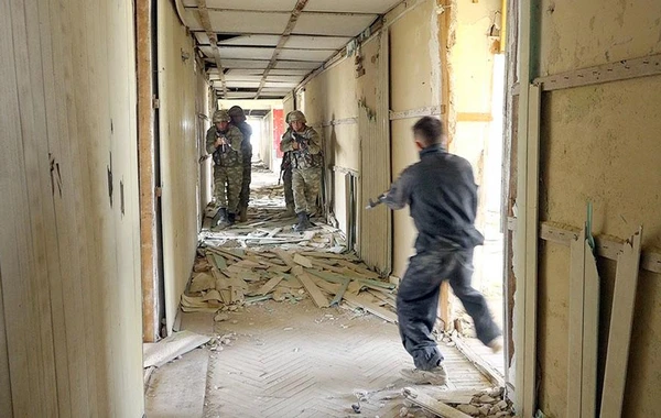 Azərbaycanın xüsusi təyinatlıları təlimdə terrorçuları zərərsizləşdirdi - FOTO/VİDEO