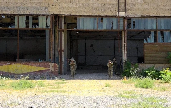 Azərbaycanın xüsusi təyinatlıları təlimdə terrorçuları zərərsizləşdirdi - FOTO/VİDEO