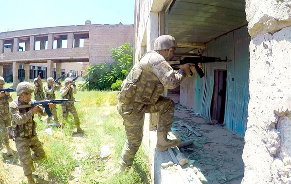 Azərbaycanın xüsusi təyinatlıları təlimdə terrorçuları zərərsizləşdirdi - FOTO/VİDEO