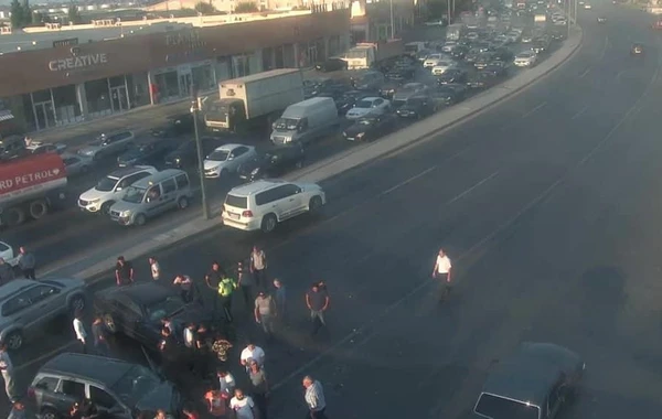 Bu prospektdə qəza oldu, yolda tıxac yarandı - FOTO