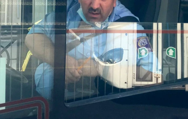 Ətrafı zibilləyən avtobus sürücüsü: “Get öz işinlə məşğul ol” - FOTO