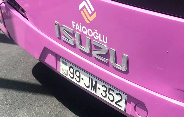 Ətrafı zibilləyən avtobus sürücüsü: “Get öz işinlə məşğul ol” - FOTO