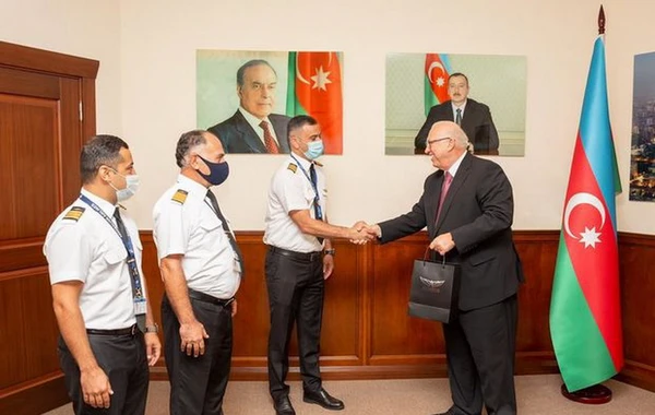 Sərnişin təyyarəsini güclü hava boşluğundan çıxaran pilotlarımız mükafatlandırıldı - FOTO
