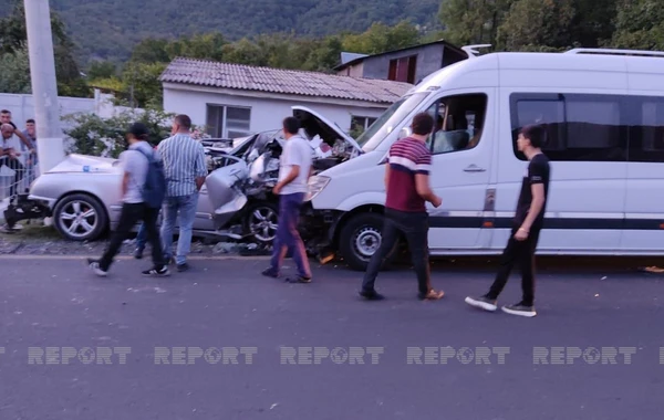 Qaxda mikroavtobus qəzaya uğradı, 5 nəfər xəsarət aldı - FOTO