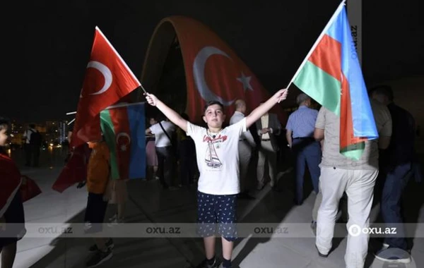Heydər Əliyev Mərkəzinin üzərinə Türkiyənin bayrağı videoproyeksiya olundu - FOTO
