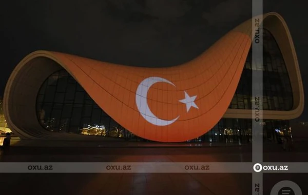 Heydər Əliyev Mərkəzinin üzərinə Türkiyənin bayrağı videoproyeksiya olundu - FOTO