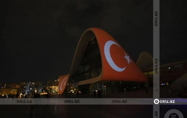 Heydər Əliyev Mərkəzinin üzərinə Türkiyənin bayrağı videoproyeksiya olundu - FOTO