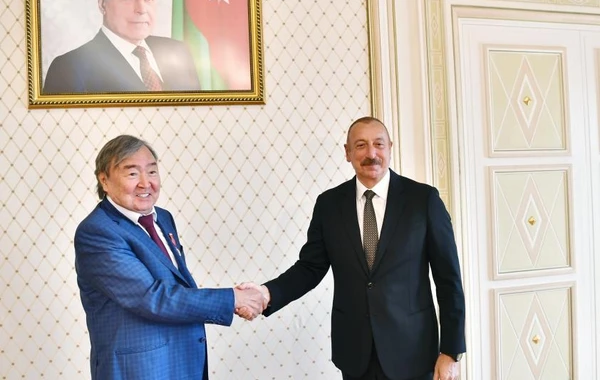 Президент Ильхам Алиев принял выдающегося казахского поэта Олжаса Сулейменова